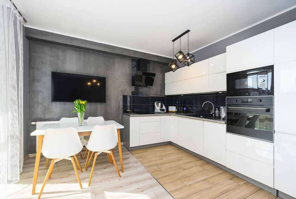 po lewej jadalnia, po prawej aneks kuchenny w luksusowym apartamencie na sprzedaż Gdańsk okolice