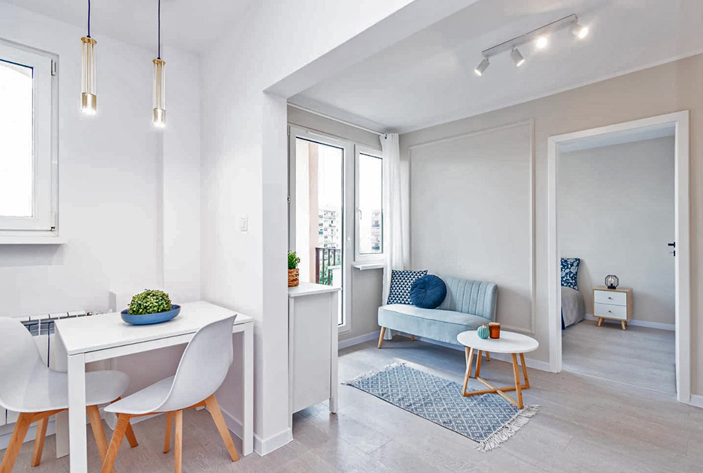 po lewej jadalnia, po prawej pokój dzienny w luksusowym apartamencie na sprzedaż Apartament na sprzedaż Ostrów Wielkopolski