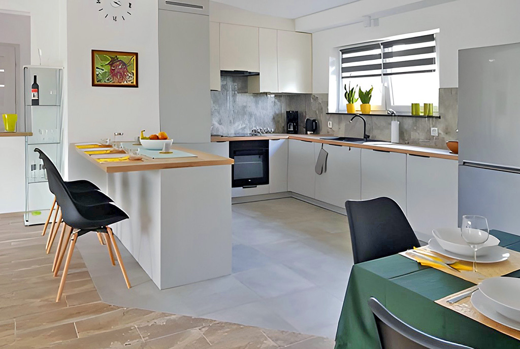 po lewej jadalnia, po prawej aneks kuchenny w luksusowym apartamencie na sprzedaż Szczecin