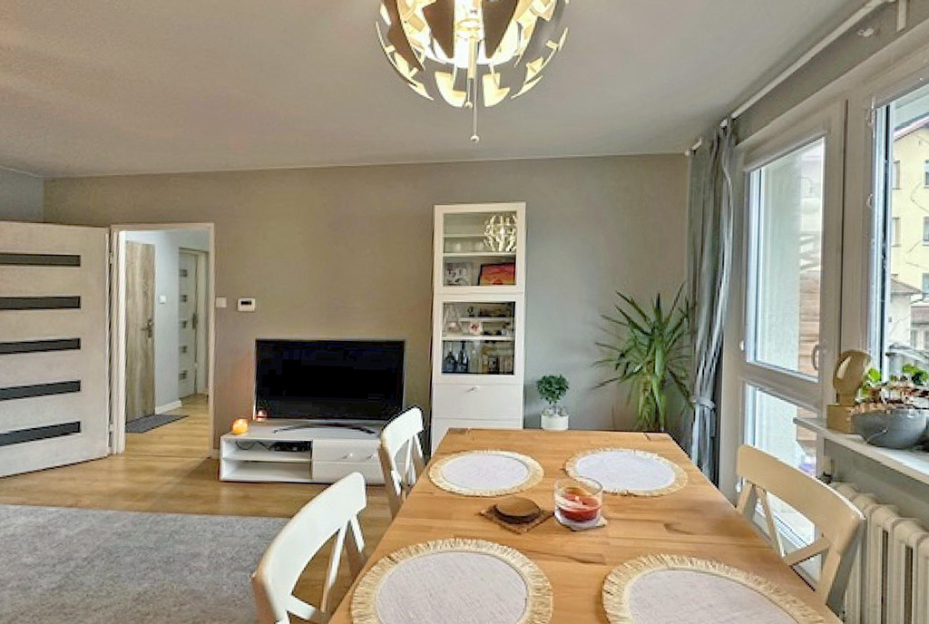 na pierwszym planie jadalnia w luksusowym apartamencie na sprzedaż Tczew