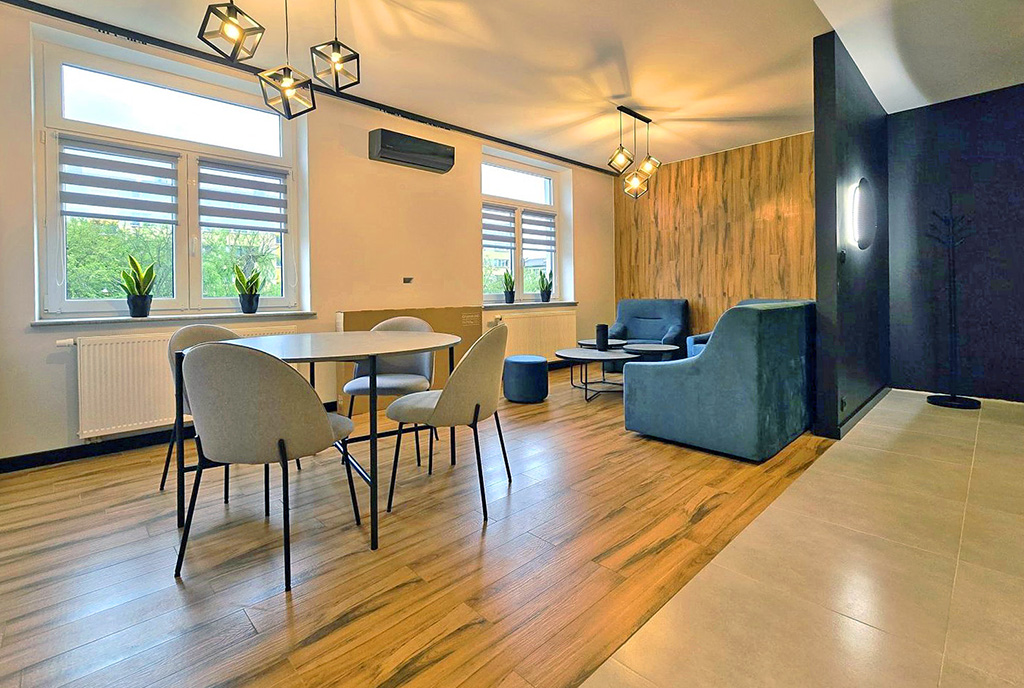 po lewej jadalnia, po prawej salon w luksusowym apartamencie na sprzedaż Ustroń