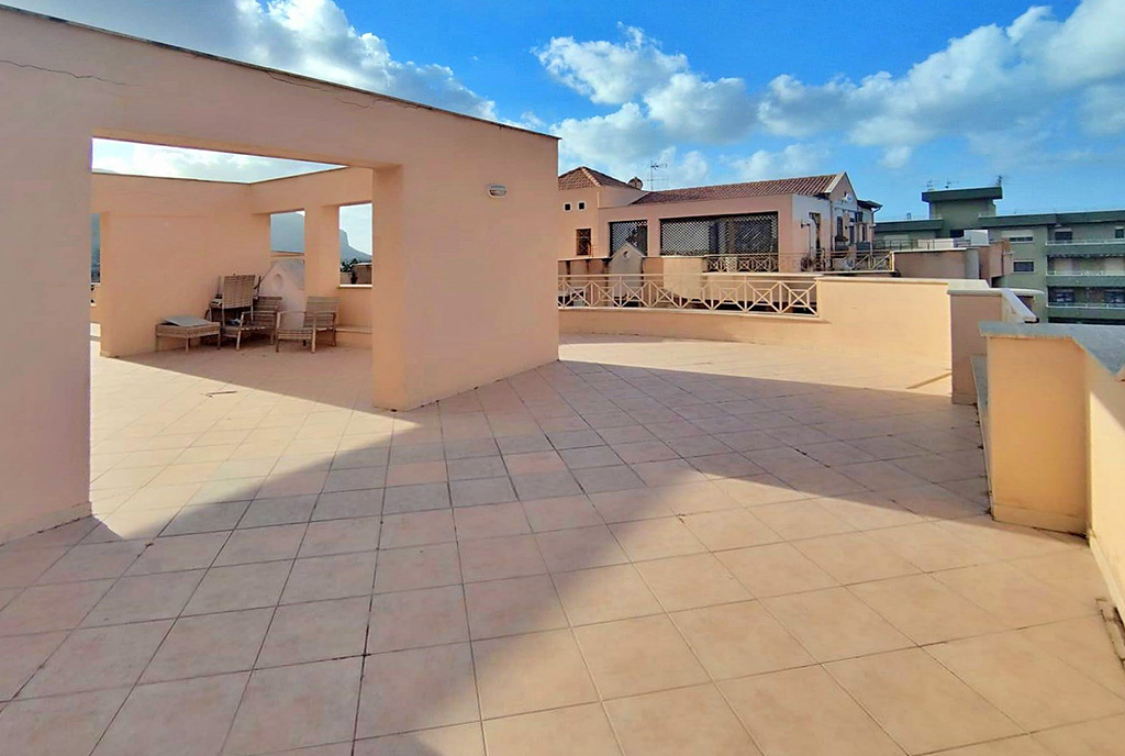 imponujący taras przy ekskluzywnym apartamencie na sprzedaż Włochy (Palermo)