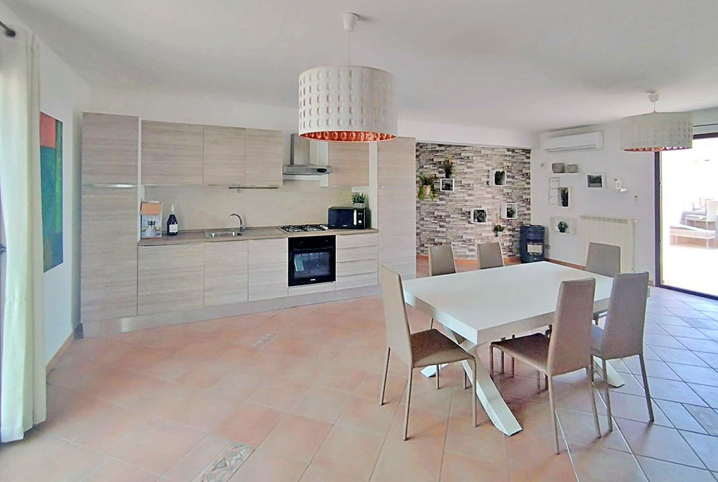 na zdjęciu kuchnia w luksusowym apartamencie na sprzedaż Włochy (Palermo)