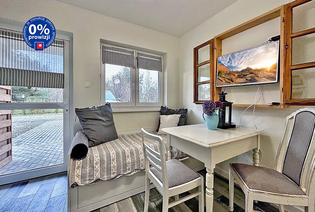 druga strona salonu w luksusowym apartamencie na sprzedaż nad morzem