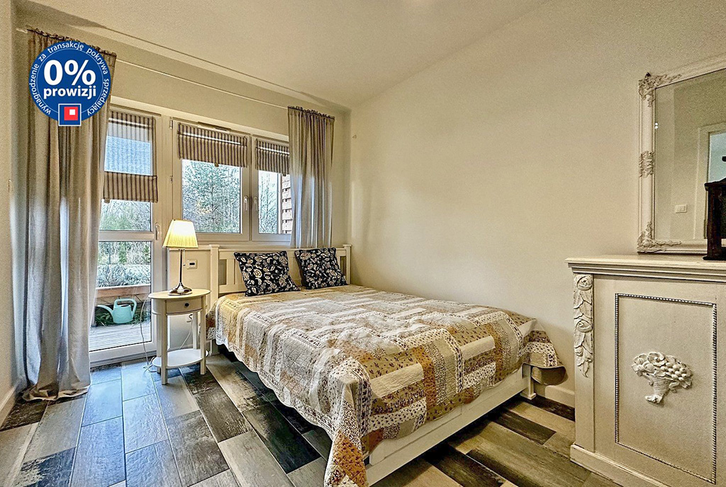 elegancka sypialnia w ekskluzywnym apartamencie na sprzedaż nad morzem