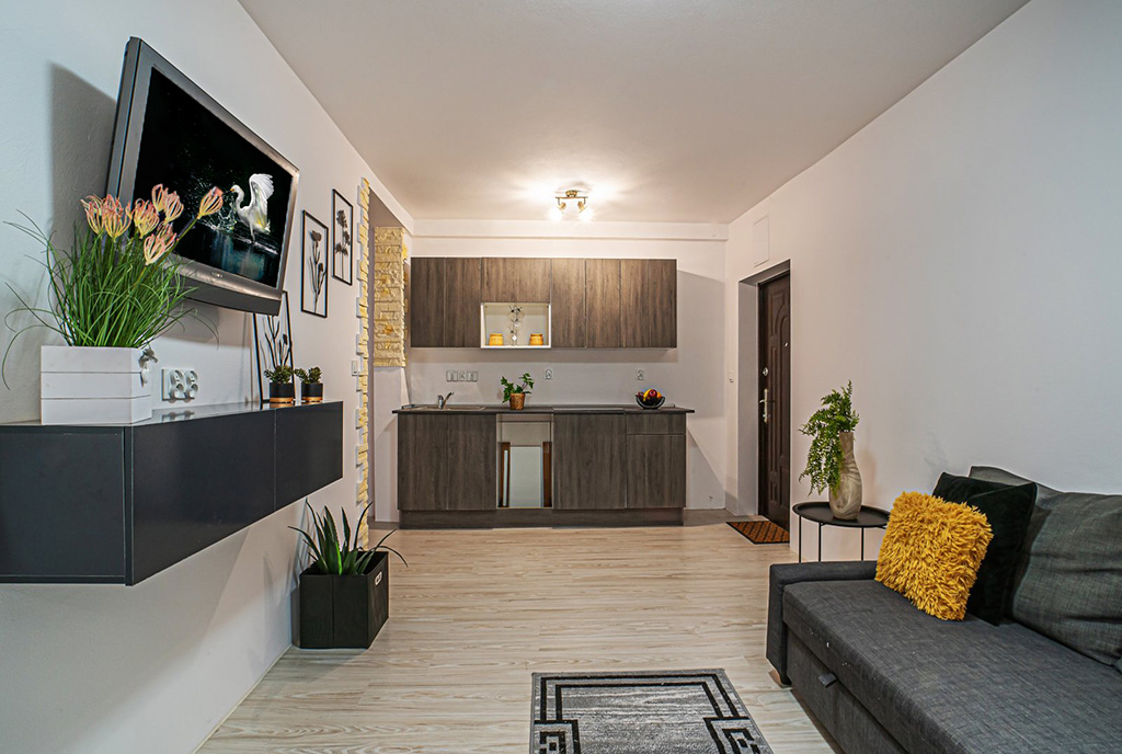widok z salonu na aneks kuchenny w luksusowym apartamencie do wynajmu Legnica okolice