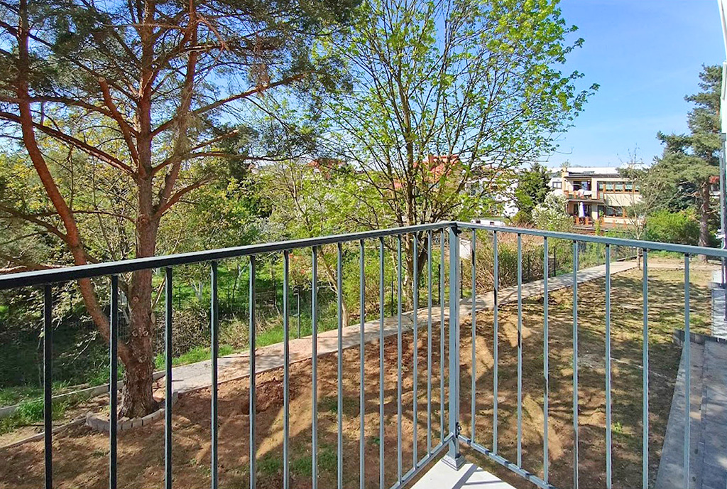 słoneczny balkon przy ekskluzywnym apartamencie na wynajem Legnica