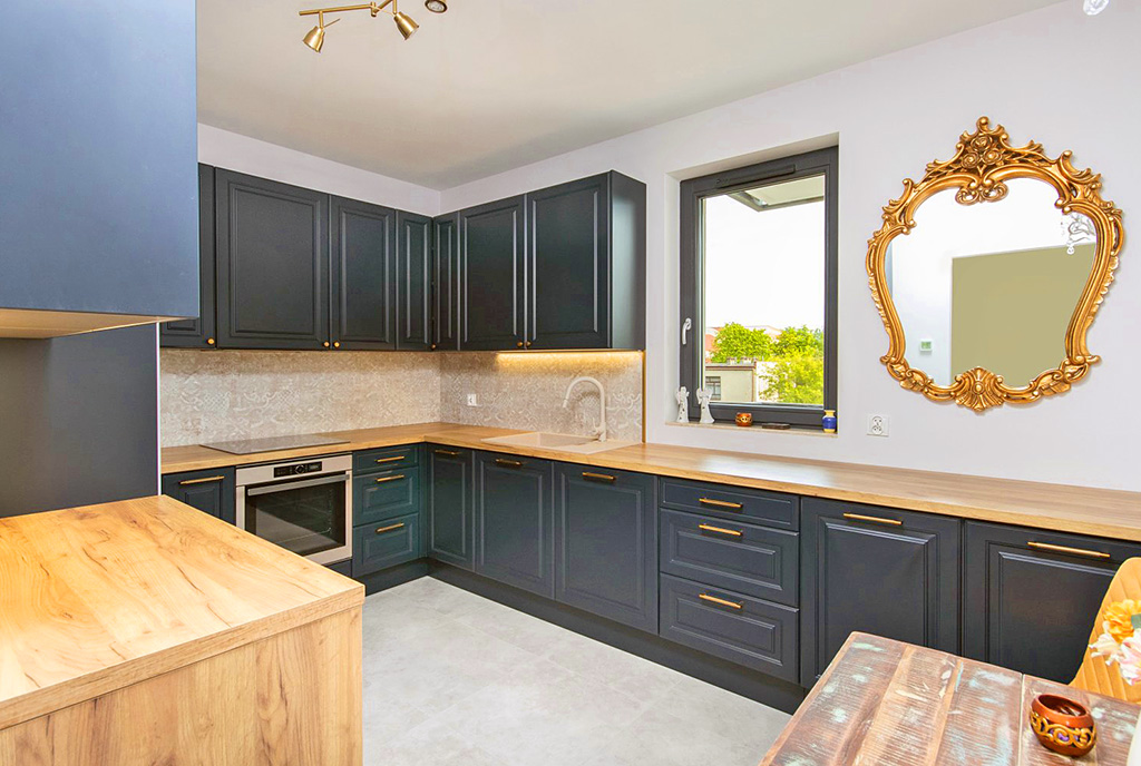 czerń i drewno w kuchni luksusowego apartamentu na wynajem Szczecin