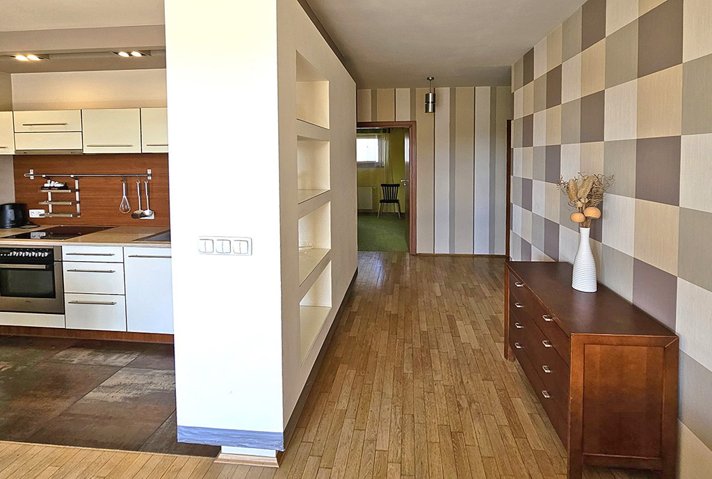 aneks kuchenny oraz korytarz w luksusowym apartamencie na wynajem Ustroń