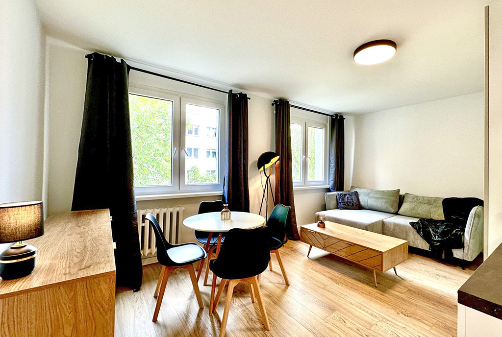 po lewej jadalnia, po prawej salon w luksusowym apartamencie na wynajem Wrocław