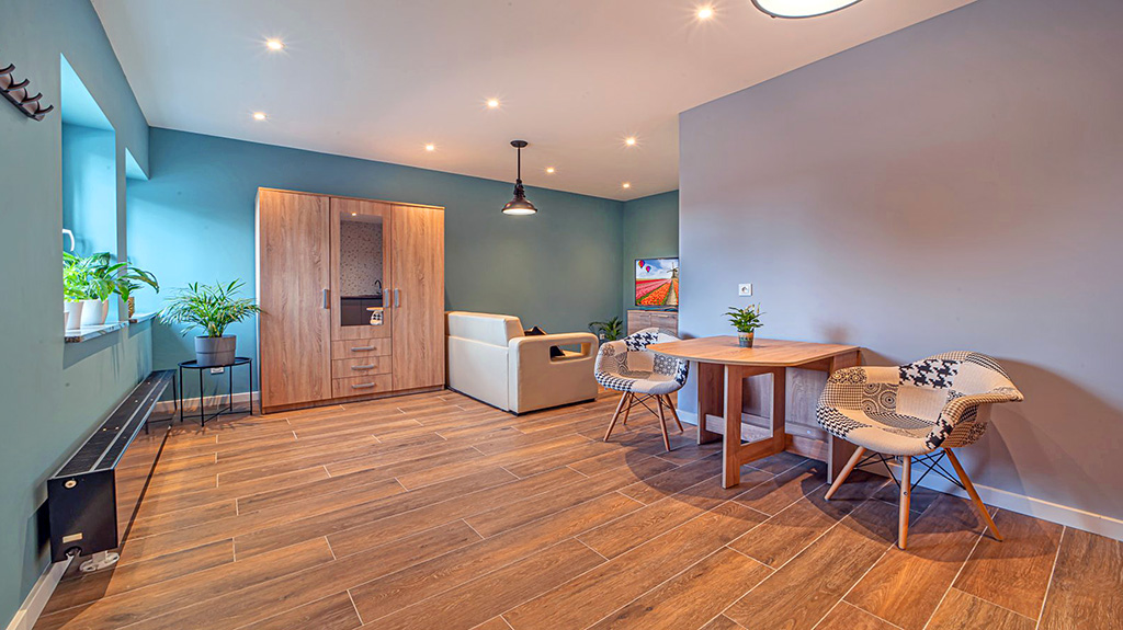 efektowne oświetlenie w ekskluzywnym apartamencie na wynajem Bolesławiec (okolice)