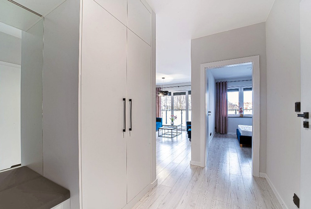 przestronny korytarz w luksusowym apartamencie do wynajmu Bolesławiec