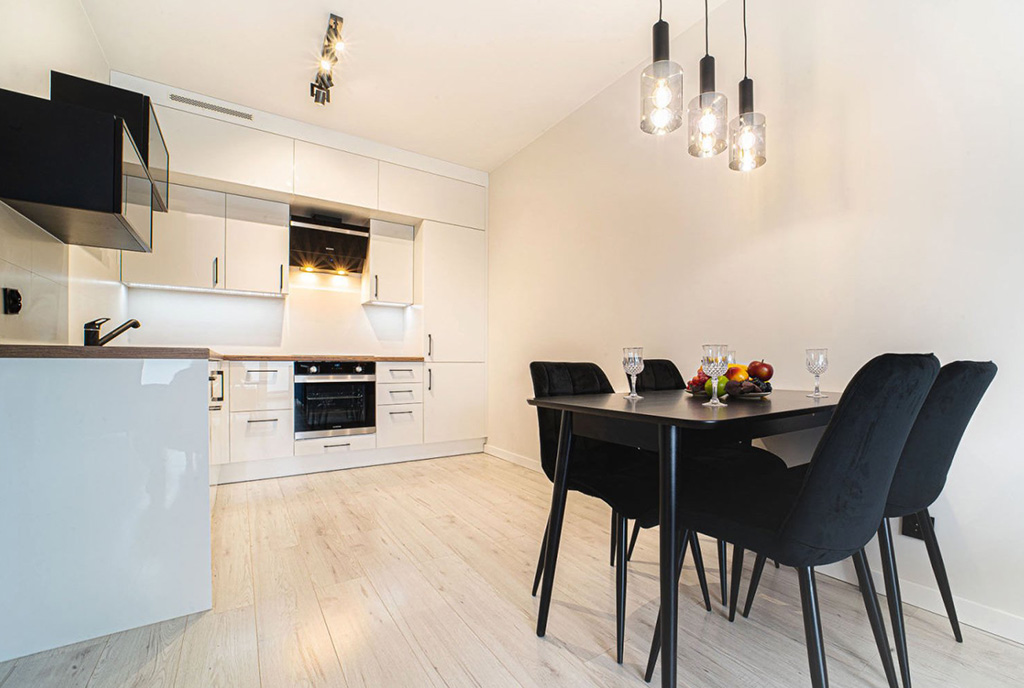 po prawej jadalnia, po lewej kuchnia w ekskluzywnym apartamencie na wynajem Bolesławiec