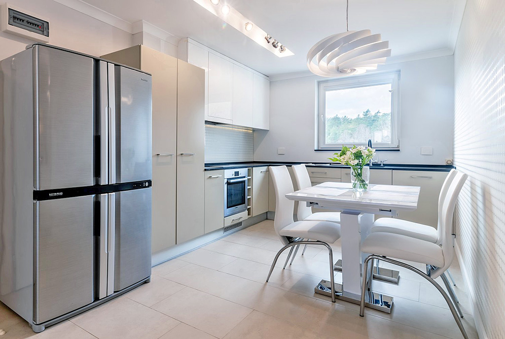 widok na jadalnię i kuchnię w luksusowym apartamencie do wynajmu Gdynia