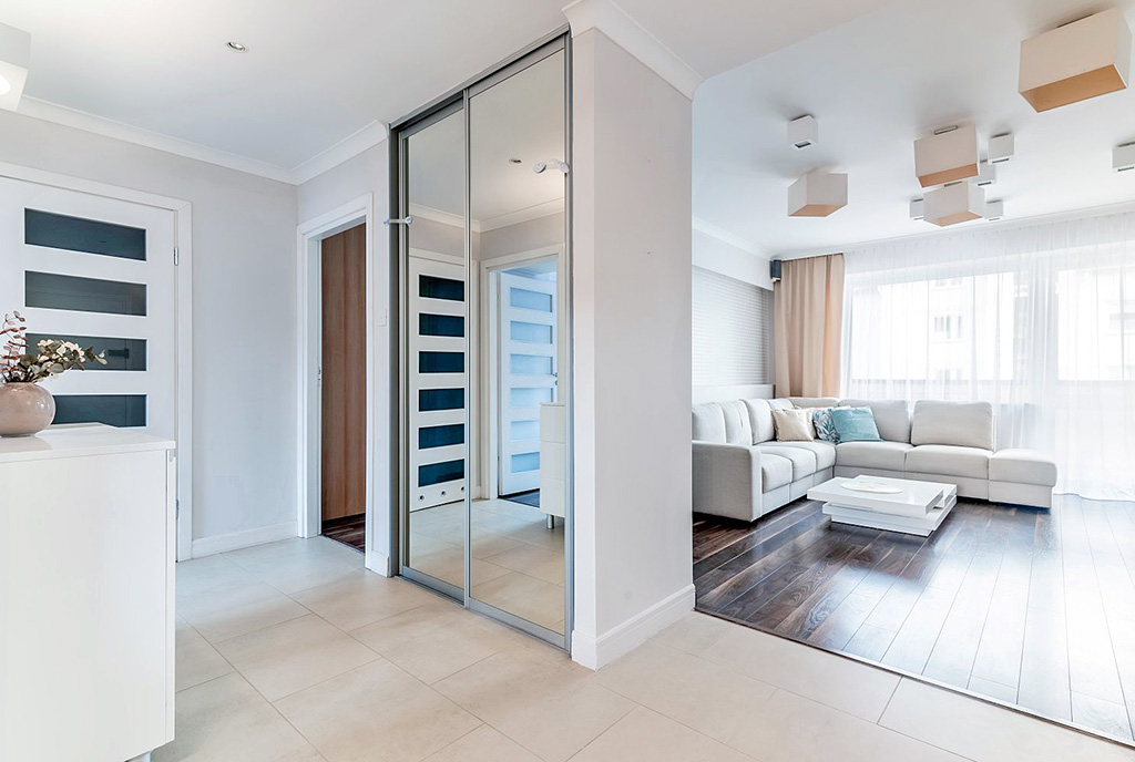 przestronny przedpokój w ekskluzywnym apartamencie na wynajem Gdynia