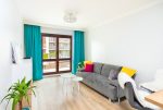 kolorowy salon w ekskluzywnym apartamencie do wynajęcia Szczecin