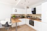 zaprojektowana w nowoczesnym stylu kuchnia w luksusowym apartamencie do wynajmu Szczecin