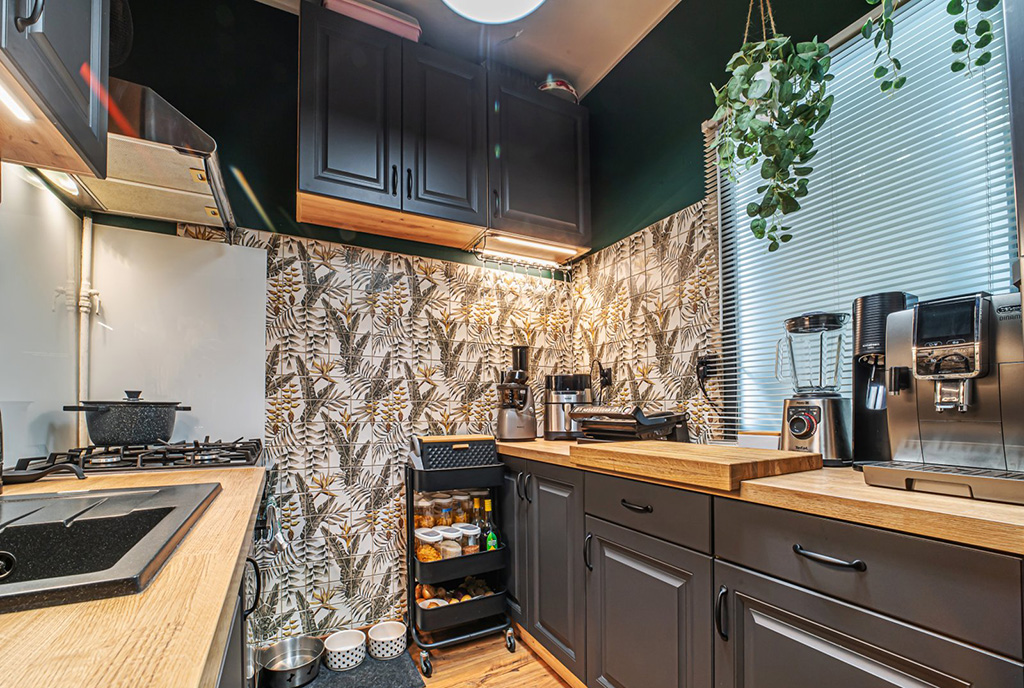 zaprojektowana w czerni kuchnia w ekskluzywnym apartamencie na sprzedaż Bolesławiec