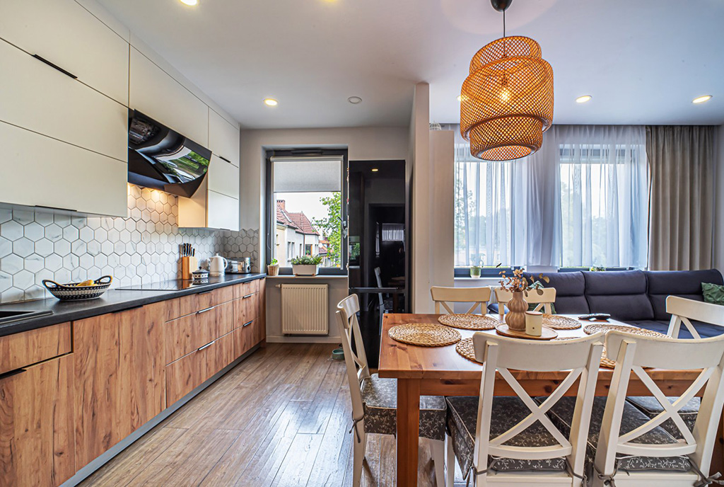 na zdjęciu elegancka jadalnia i kuchnia w luksusowym apartamencie na sprzedaż Bolesławiec