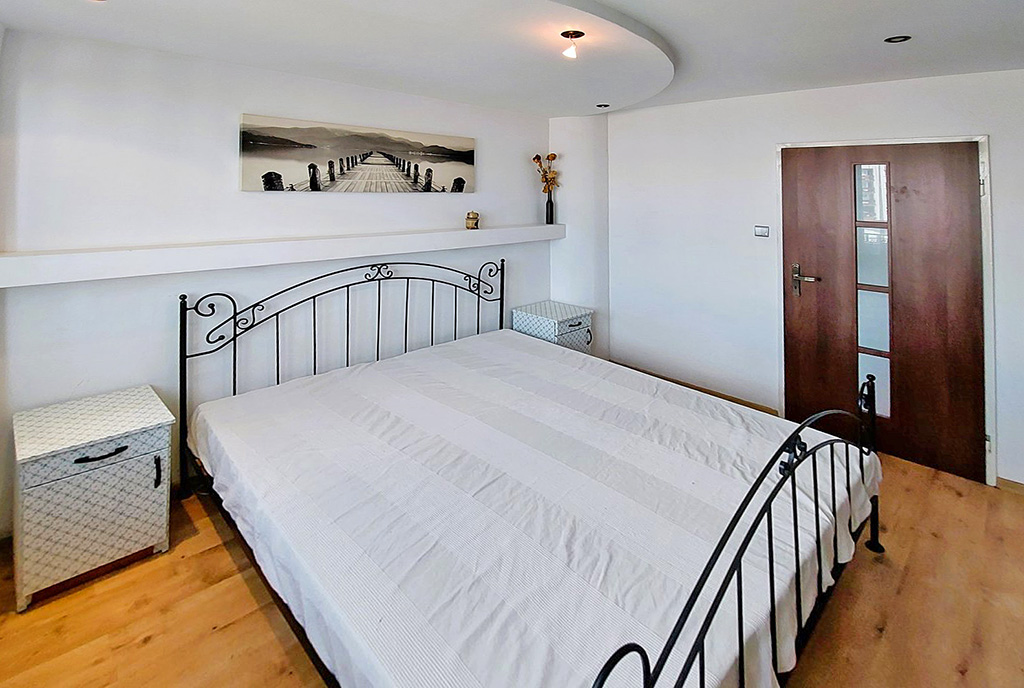 zaciszna sypialnia w luksusowym apartamencie na sprzedaż Częstochowa okolice