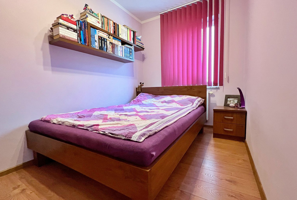 estetycznie oświetlona sypialnia w ekskluzywnym apartamencie na sprzedaż Gorzów Wielkopolski