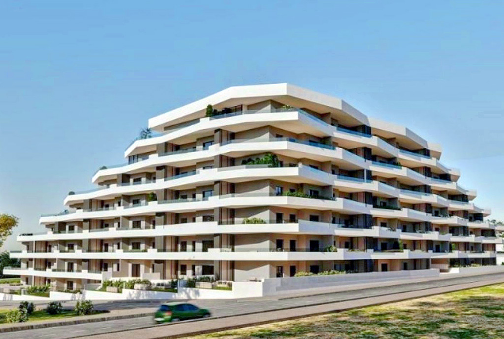 imponująca bryła budynku, w którym znajduje się oferowany na sprzedaż luksusowy apartament Hiszpania San Miguel de Salinas Torrevieja