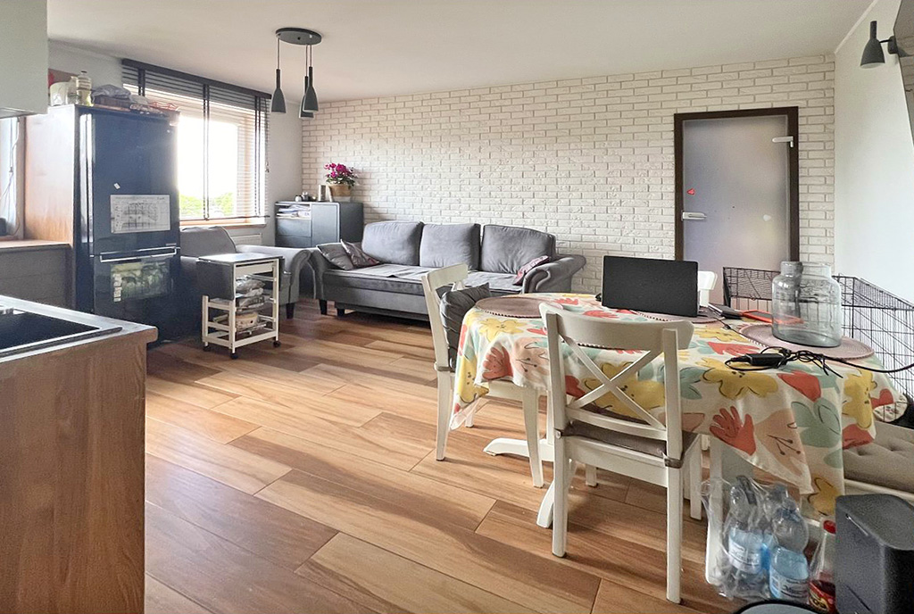 na zdjęciu pokój dzienny w luksusowym apartamencie na sprzedaż Konin