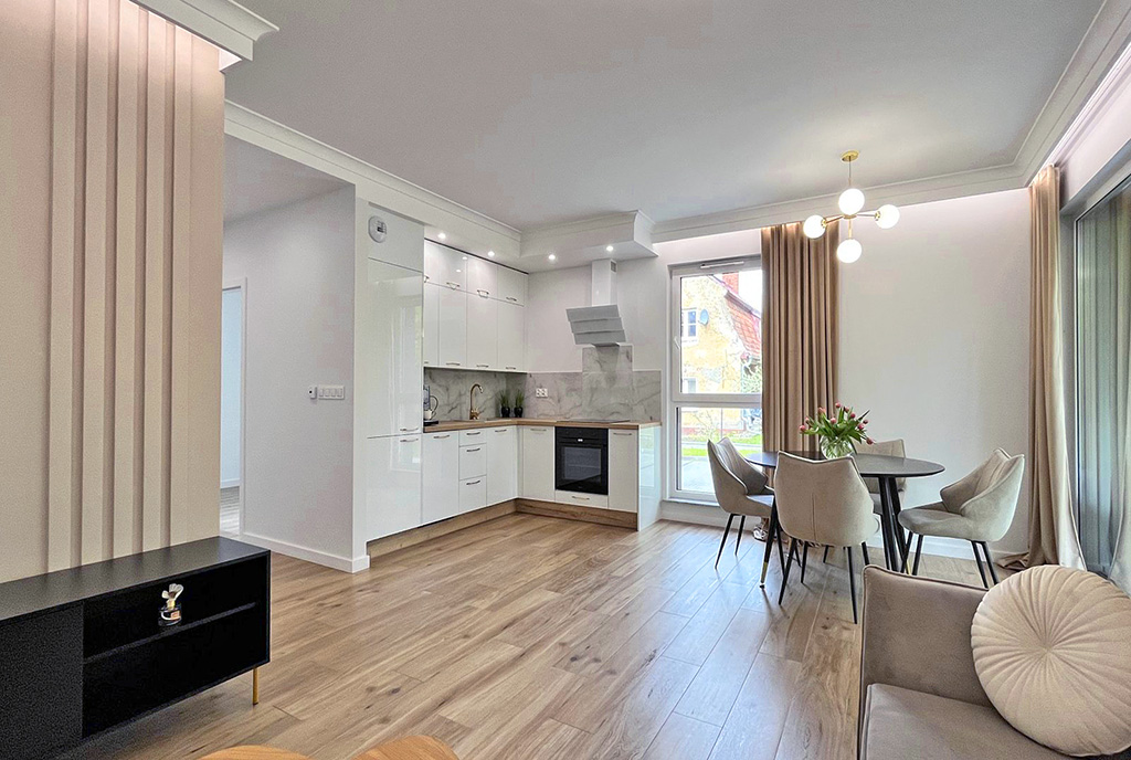 widok na kuchnię w luksusowym apartamencie na sprzedaż Mazury