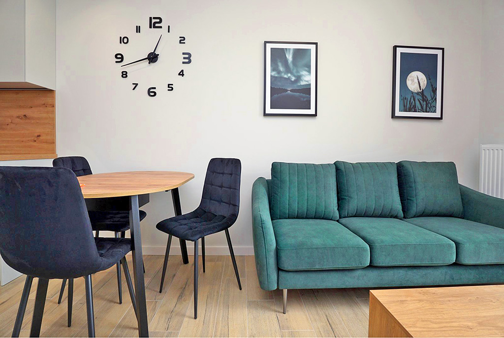 po lewej jadalnia, po prawej salon w luksusowym apartamencie do sprzedaży Piotrków Trybunalski