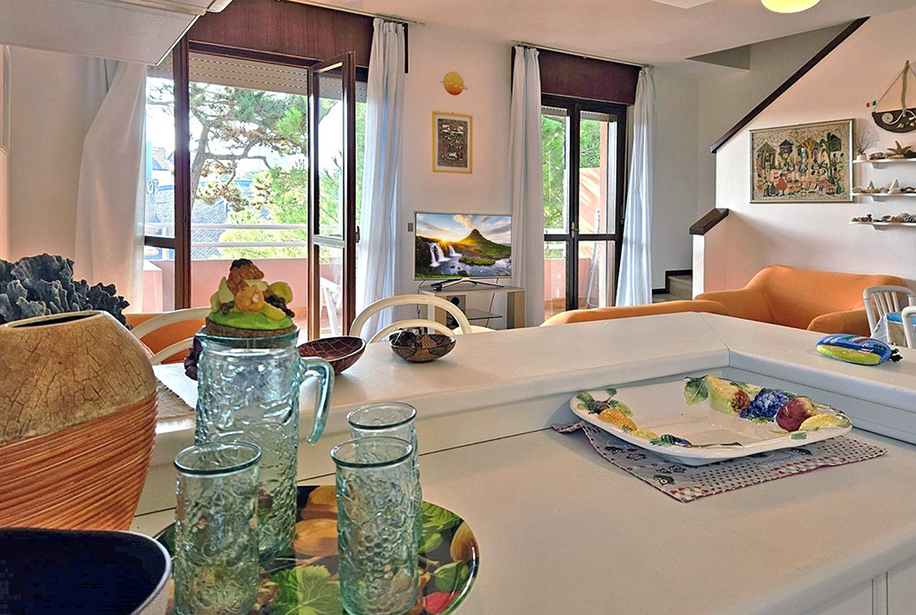 imponująca jadalnia i salon w ekskluzywnym apartamencie do sprzedaży Włochy Lignano