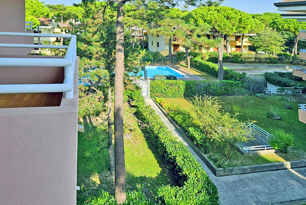 zielona okolica, w której znajduje się luksusowy apartamencie do sprzedaży Włochy Lignano