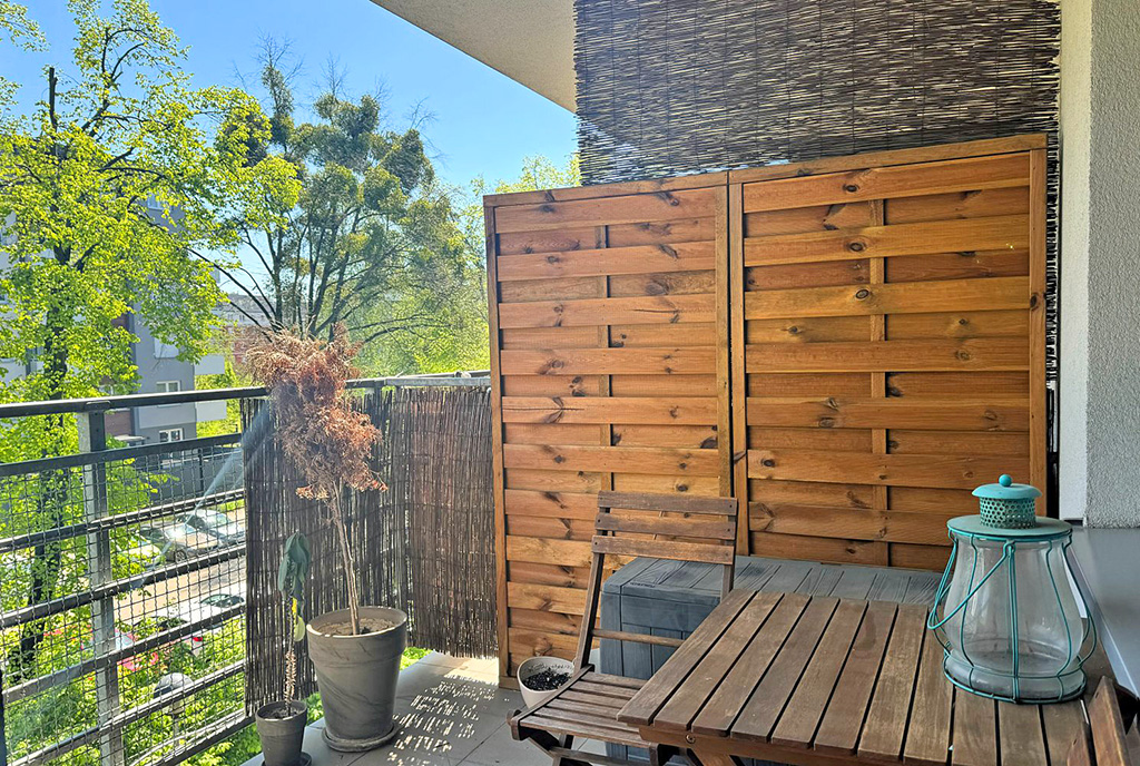 balkon z widokiem na zieleń w ekskluzywnym apartamencie na sprzedaż Wrocław