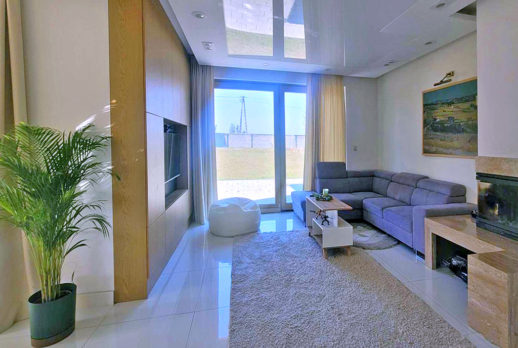 słoneczny pokój dzienny w ekskluzywnej willi do sprzedaży Gdańsk (okolice)