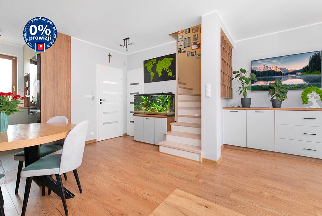 po lewej jadalnia, po prawej salon w ekskluzywnej willi do sprzedaży Gdynia okolice