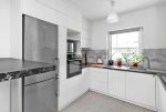 zaprojektowana na biało kuchnia w ekskluzywnej willi na sprzedaż Gdynia (okolice)