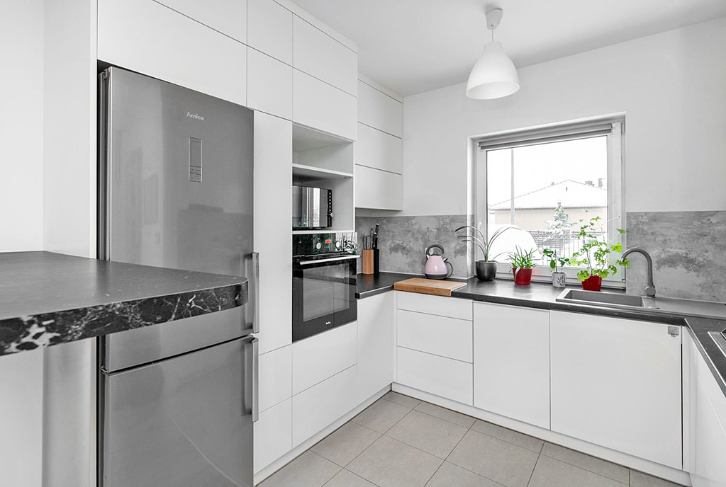 zaprojektowana na biało kuchnia w ekskluzywnej willi na sprzedaż Gdynia (okolice)