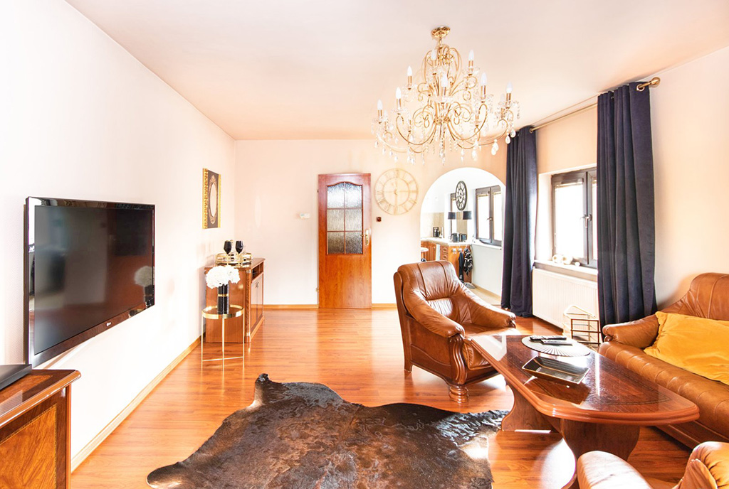 widok z innej perspektywy na salon w luksusowej willi na sprzedaż Szczecin