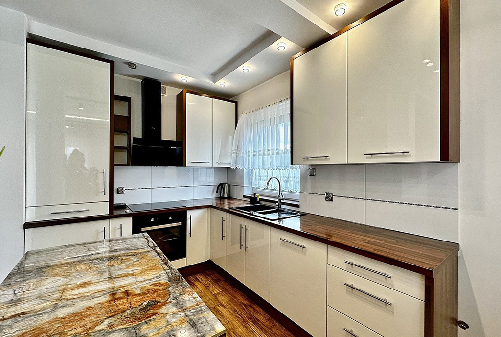 elegancka kuchnia w luksusowej willi na wynajem Słupsk (okolice)