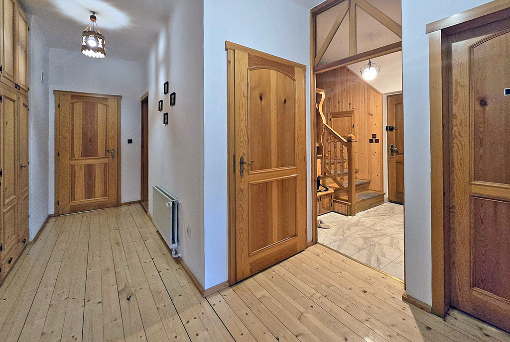 przestronny korytarz w ekskluzywnej willi na sprzedaż Biała okolice