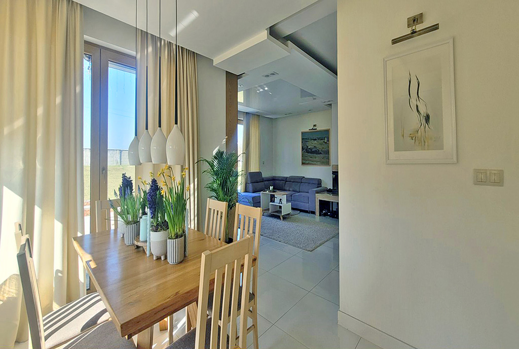 słoneczne wnętrze ekskluzywnej willi do sprzedaży Gdańsk okolice