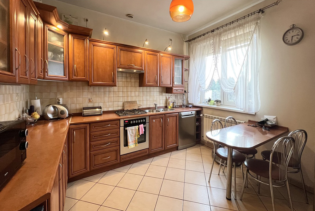 rustykalny wystrój kuchni w luksusowej willi do sprzedaży Kalisz (okolice)