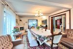 elegancki salon w ekskluzywnej willi do sprzedaży Mazury
