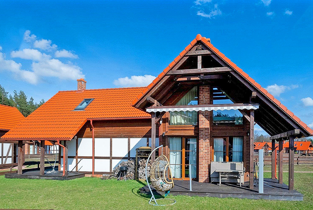 widok od ogrodu na ekskluzywną willę do sprzedaży Słupsk okolice