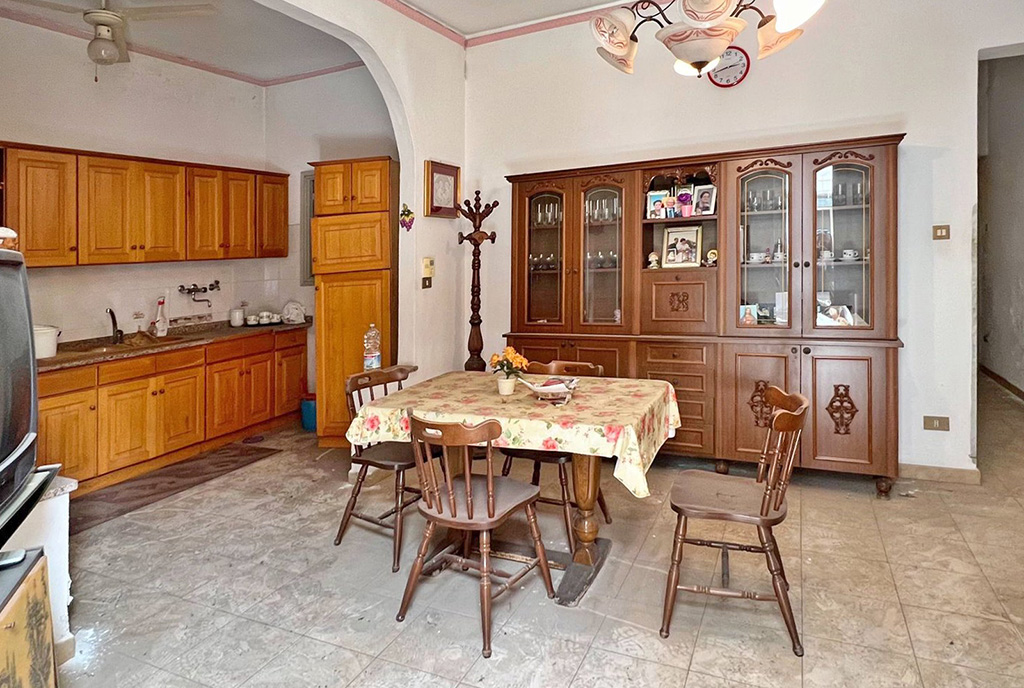 widok na jadalnię w luksusowej willi na sprzedaż Włochy Palermo