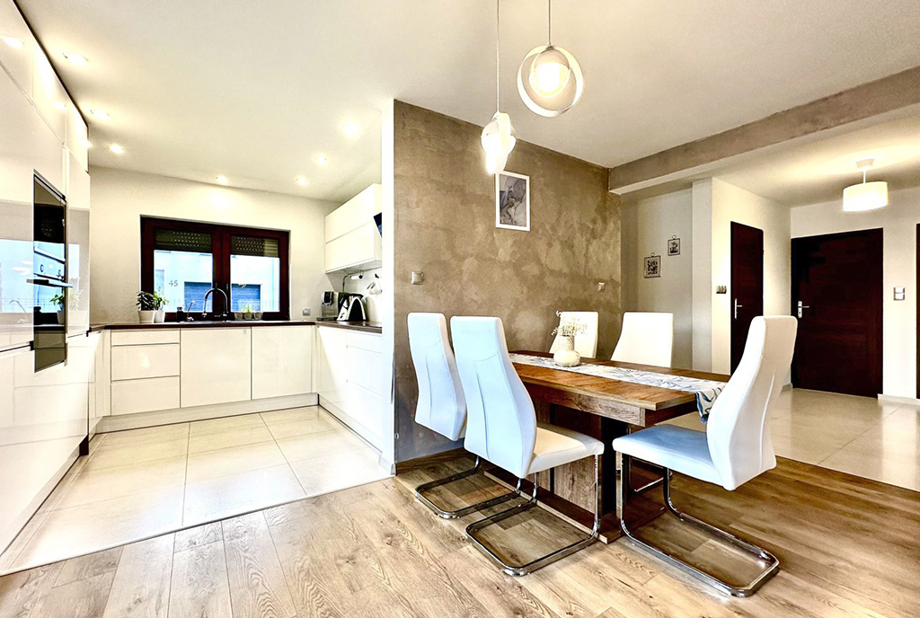 po lewej kuchnia, po prawej jadalnia w ekskluzywnej willi do sprzedaży Wrocław okolice