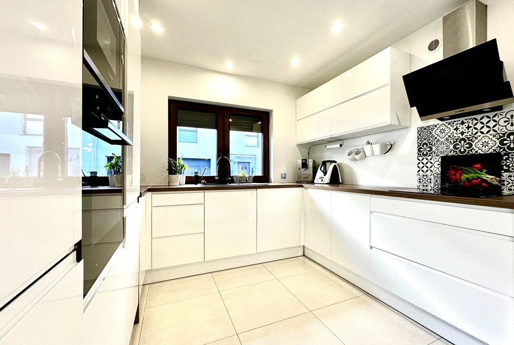 zaprojektowana zgodnie z najnowszymi trendami kuchnia w luksusowej willi na sprzedaż Wrocław okolice