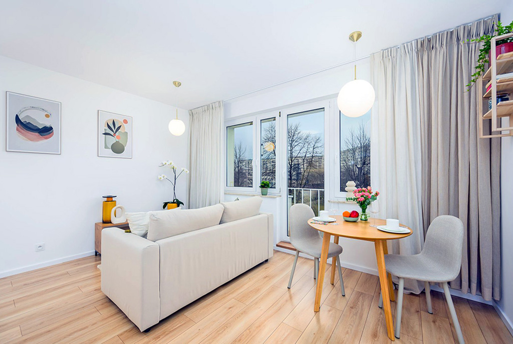 biały salon w ekskluzywnym apartamencie do sprzedaży Gdańsk