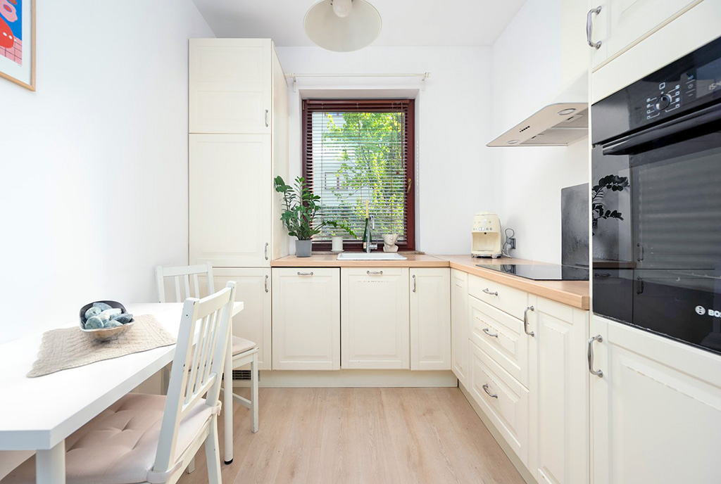 biały kolor kuchni w luksusowym apartamencie na sprzedaż Gdańsk