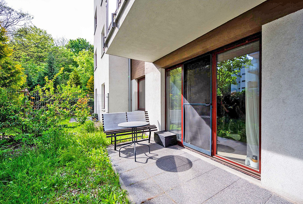 słoneczny taras przy ekskluzywnym apartamencie na sprzedaż Gdańsk