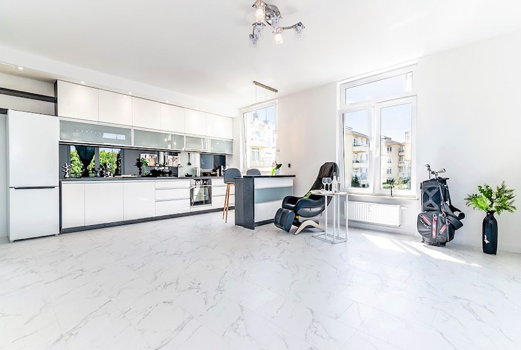 przestronny salon w ekskluzywnym apartamencie do sprzedaży Gdańsk
